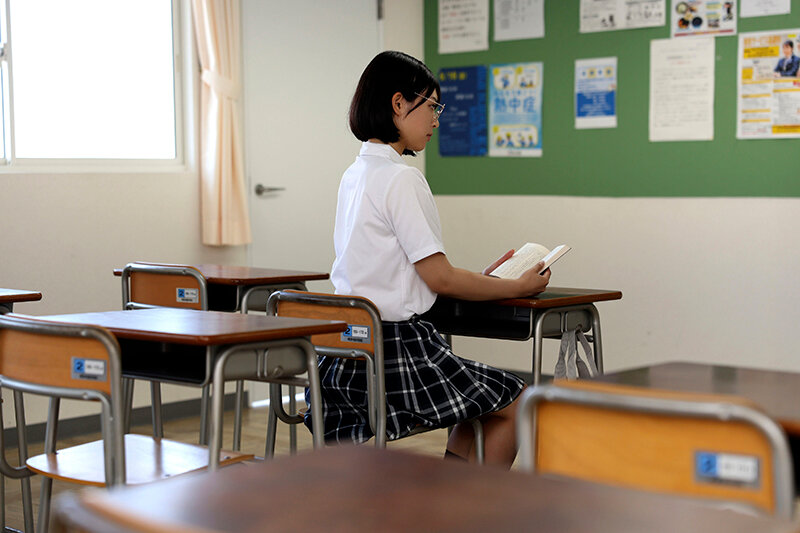 【VR】絶対に彼氏がいないランキング1位の地味陰キャ女子の宮城さんがボクの亀頭から金玉まで舐め尽くすベタ惚れフェラ求愛 サンプル 16