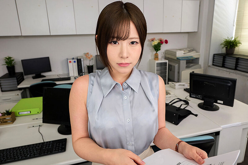 【VR】匂いセクハラ エアコンも節約した弱小会社にて。汗ダクダクで匂いムレムレの煮詰まった香りを嗅がせてくる女上司との残業夜 沙月恵奈 サンプル 4