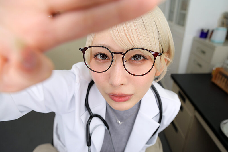 【VR】薬学部の准教授に風邪の新薬を投与されると…なぜか勃起がとまらない！？ 何度抜いてもガン立ち状態の僕に謝罪と射精を繰り返すザー汁まみれ治験。 弥生みづき サンプル 7
