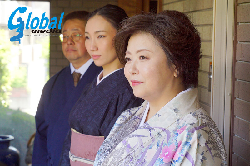 寺島志保デビュー15周年記念特別作品 料亭女将の淫靡な秘密 特別コースで味わう助平で献身的なサービス！！ 豊満な身体が魅せる高級料亭性接待官能物語 サンプル 1