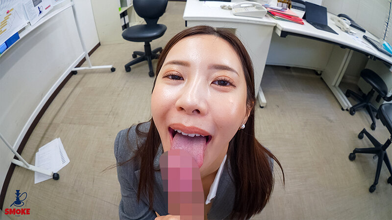 【汗舐めセクハラ】残業中オフィスで2人きり、匂い立つムレムレ雌フェロモン挑発で残業若手ち○ぽを勃起させ染み出る女汁液をとことん汗飲まセックスさせる人妻デカ尻女上司 水端あさみ サンプル 4