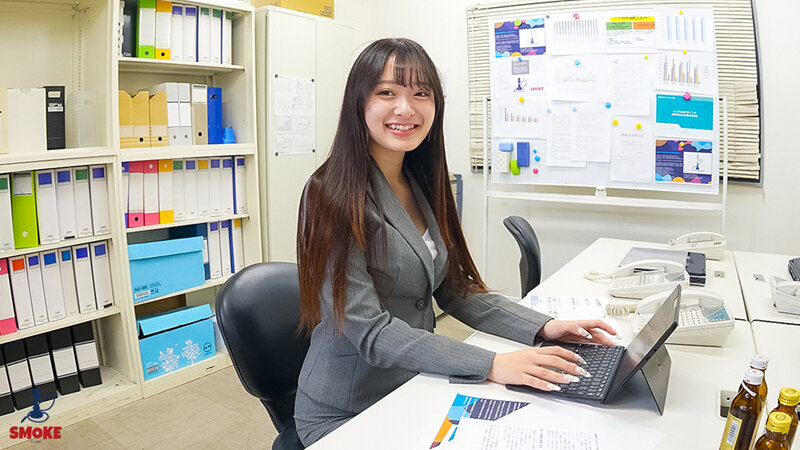 【ケツずりセクハラ】残業中のオフィスで二人きり、無自覚ムチパツ尻挑発してしまい中年スケベ部長に渋硬ち○ぽでしつこく擦りつけぶっかけ射精される新人デカ尻部下OL 花守夏歩 サンプル 1