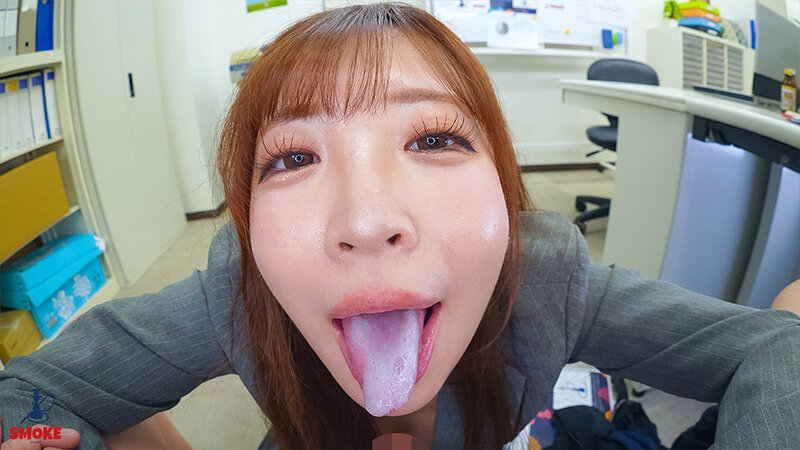 【咀嚼精飲セクハラ】残業中のオフィスで2人きり、深夜勃起する若手部下ち○ぽの生ザーメンをぐちゅぐちゅごっくんする人妻デカ尻女上司 小那海あや サンプル 3