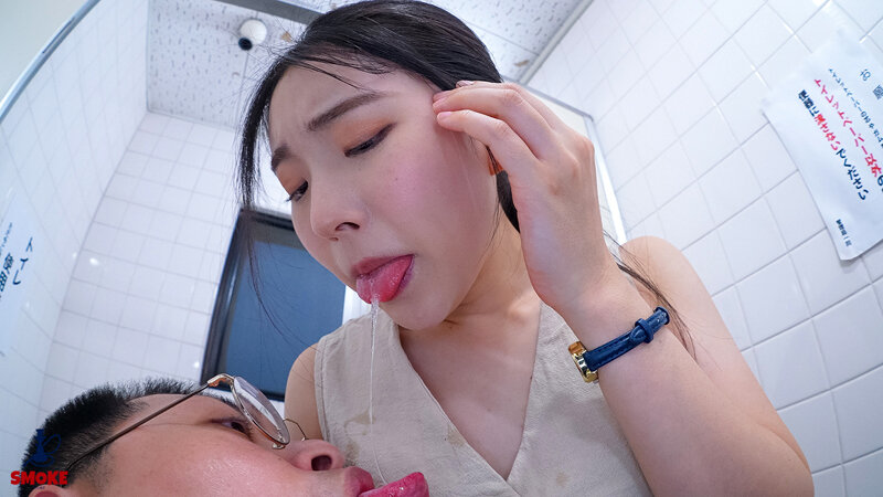【お漏らしセクハラ】残業中のオフィスで二人きり、 媚薬利尿剤で早漏敏感化した若手ま○こを刺激して何度も失禁イキさせられるデカ尻部下OL 皆月ひかる サンプル 9