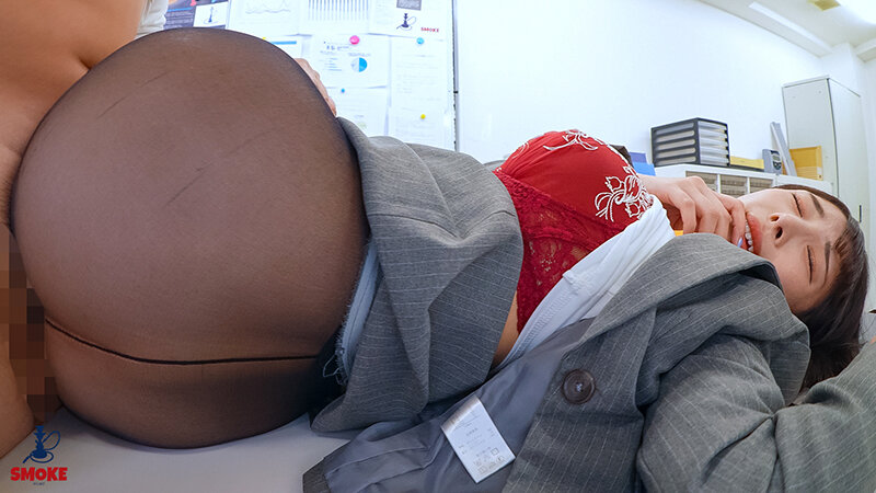 【肛門舐めセクハラ】ケツ穴を拡げさせられ何度もアナルクンニで舐められイキするデカ尻部下OL妻 小野坂ゆいか サンプル 6