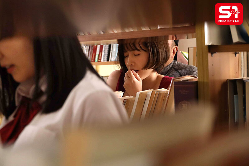 「私…おばさんなのに…」娘のすぐ傍で痴●され抵抗しても感じ始め、遂にはイカされちゃう！！欲求不満お母さん 奥田咲 サンプル 9