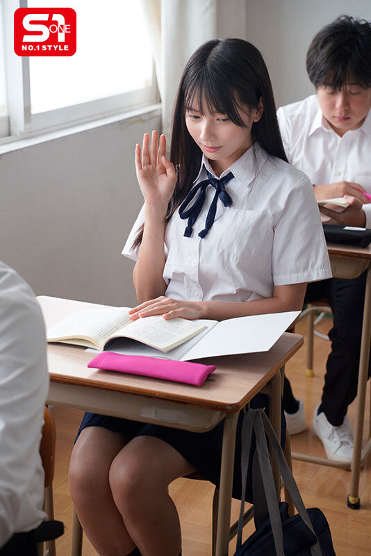 無口で大人しい女生徒なら体中を舐め回しても誰にも言わないんじゃないか？地味な図書委員は担任に舐め犯●れても抵抗できずイキまくる。 榊原萌 サンプル 3