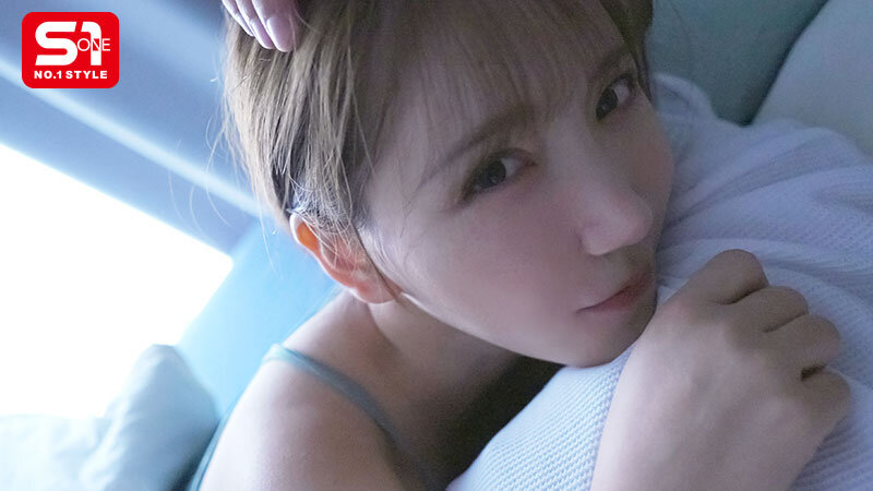 ヤリサーの男達に雑に寝取られといてピースなんかすんなよ… 僕の大切な年下彼女が大学のチャラ男たちとノリノリSEXを楽しんでいた…。 三田真鈴 サンプル 1