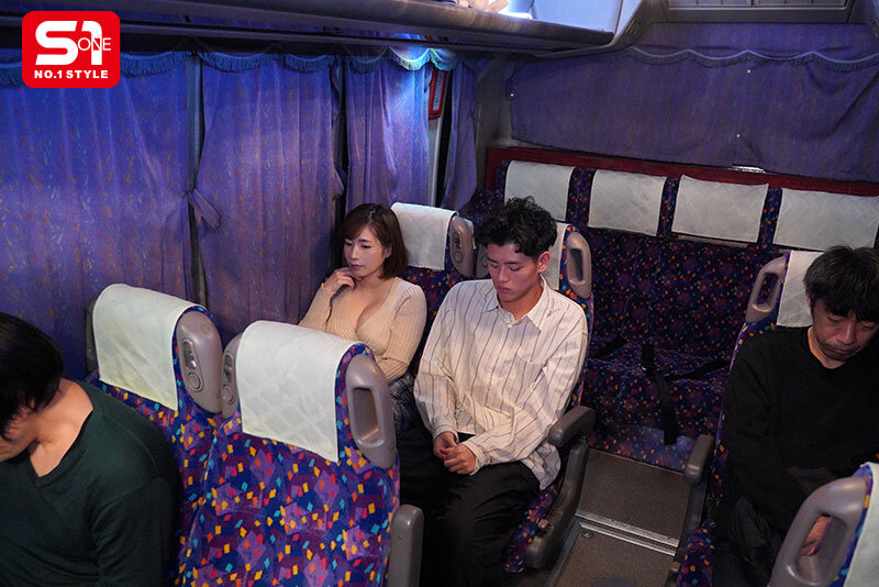 【本当に存在した夜行バス痴女】隣り合わせた謎の美女に消灯から目的地到着まで…一晩中ち●ぽ汁を絞り尽くされたんです。 奥田咲 サンプル 1
