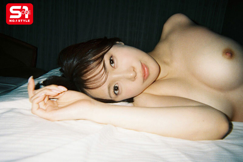 顔も性格もセックスも巨乳ニットもパツパツのジーンズに隠れたお尻も全てが最高のスタイル抜群の骨格ウェーブふんわり柔らか曲線美の俺だけの愛人を早く脱がせてそのカラダを独り占めして一晩中ひたすらにハメまくりたい。 鈴木希 サンプル 2