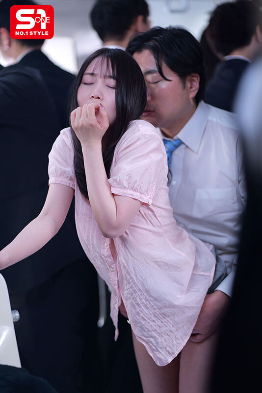 人混みで揉まれた快感が忘れられずノーブラで満員車両に乗り込む痴●サレたいスケベOL 夢乃あいか サンプル 5