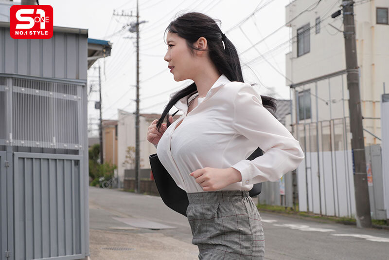 遅刻ギリギリでデカ乳揺らし駆け込み乗車してくるスキだらけ防御力ゼロの爆乳OL 痴●するにはもってこい。 みなみ羽琉 サンプル 4