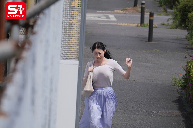 遅刻ギリギリでデカ乳揺らし駆け込み乗車してくるスキだらけ防御力ゼロの爆乳OL 痴●するにはもってこい。 みなみ羽琉 サンプル 2
