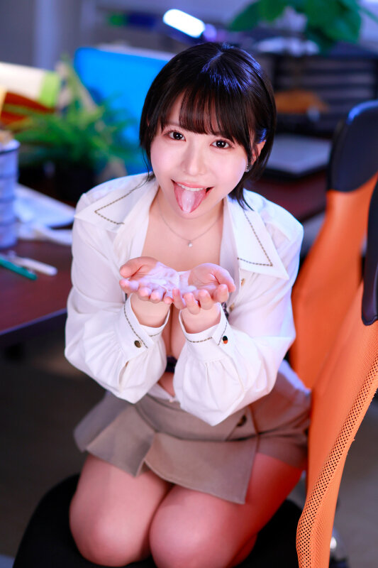 【VR】【8K】残業分、射精サポート！先輩が濃厚じゅぽフェラと見つめ手コキと社内に響く程激しく腰を打ち付けるスパイダー騎乗位とお返しピストンで中出し連発セックス 柏木こなつ サンプル 2