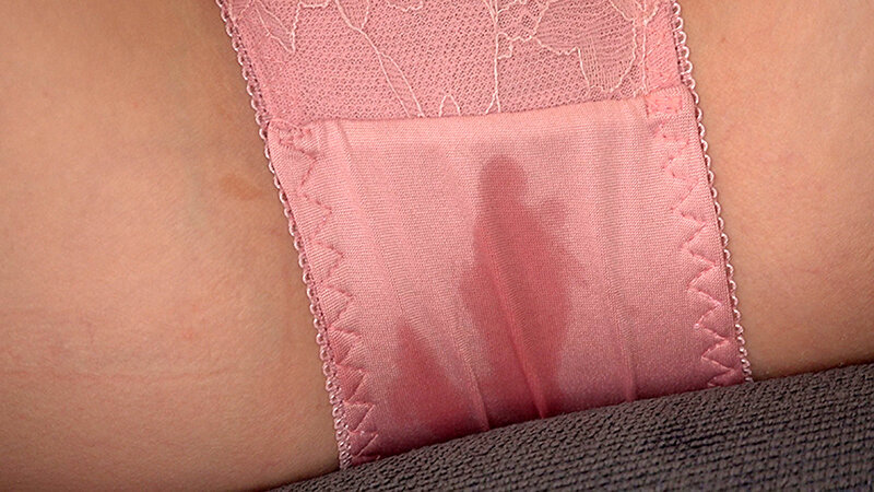 ムッツリスケベな素人娘限定！！男のフル勃起したチ●ポを10分間見せつけられ、パンティを濡らさなかったら賞金！ただし少しでも染みが付いてたら中出しSEX罰ゲーム！！ サンプル 13