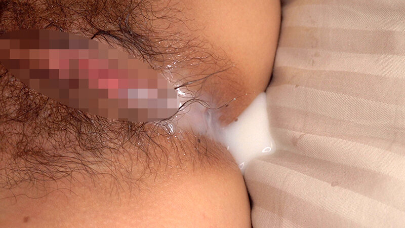 ムッツリスケベな素人娘限定！！男のフル勃起したチ●ポを10分間見せつけられ、パンティを濡らさなかったら賞金！ただし少しでも染みが付いてたら中出しSEX罰ゲーム！！ サンプル 20