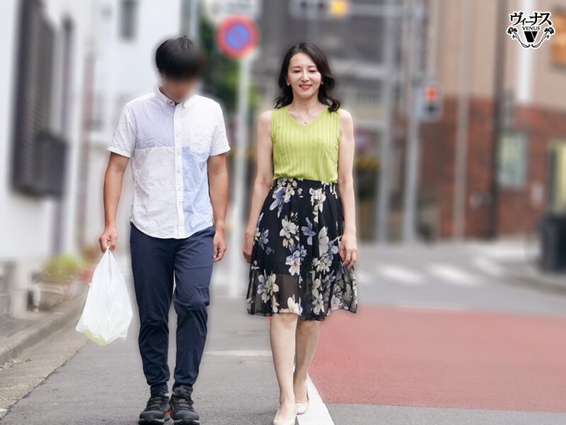 情熱キスは突然に 息子の友達に周りも気にせず唇を奪われて溢れ出す本能 田崎このえ サンプル 3