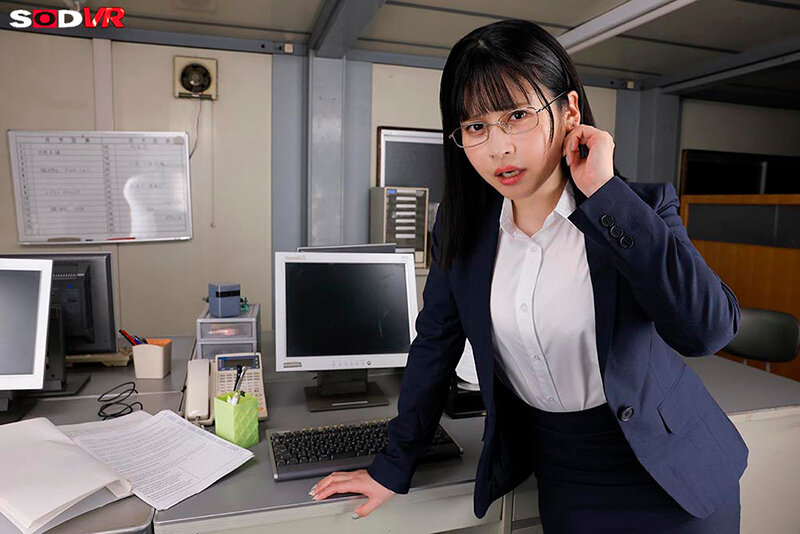 【VR】【8K】「私のマ×コ見てえぇぇぇ！！」堅物女上司の本性は、淫語絶叫する淫乱痴女 尊厳ゼロ・威厳ゼロのド下品性交 優梨まいな サンプル 4
