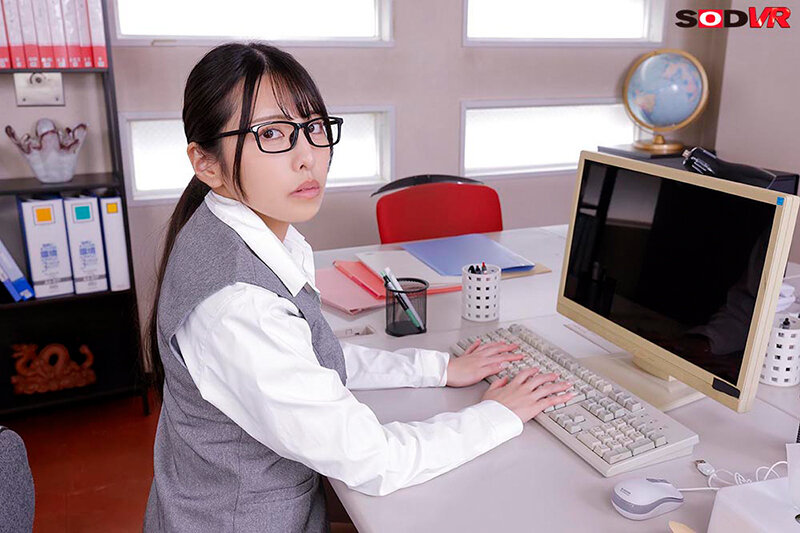 【VR】【8K】経理部所属 ジト目地味メガネOL倉木さん 部長のセクハラ発言を逆手に取って、白昼堂々とお小遣い稼ぎ公開フェラ 倉木しおり サンプル 8