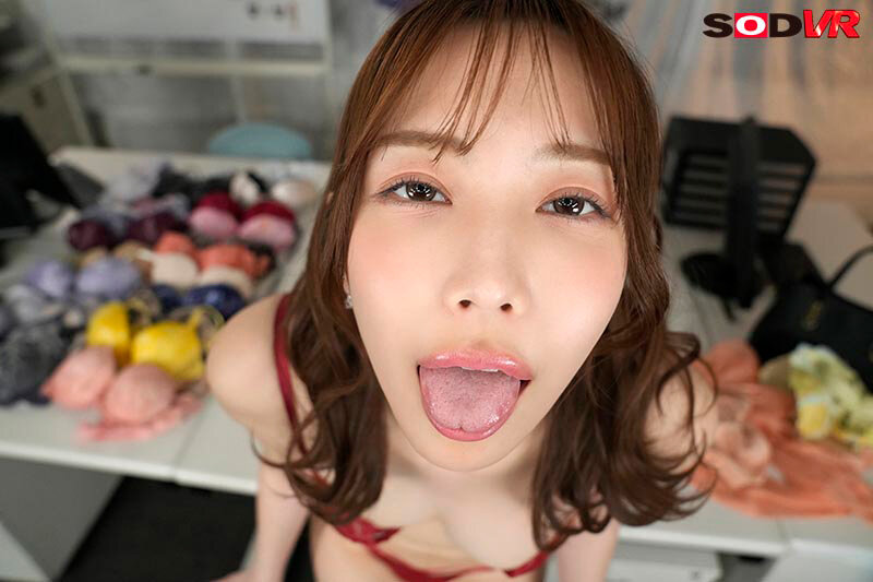 【VR】【8K】超高級下着メーカーの女社長（絶倫）は、ランジェリーをウブ社員の僕（早漏）に見せつけて焦らしセクハラの反応を楽しんでいます。 釈アリス サンプル 15