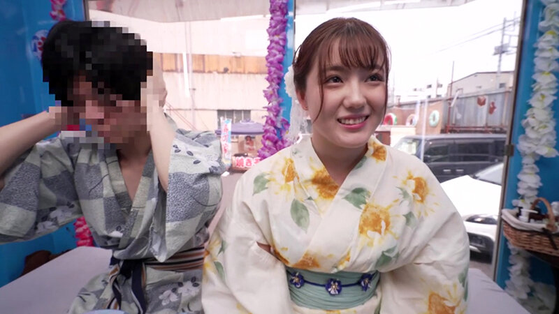 浴衣カップル夏祭り！浴衣潮まみれ濡れグッチョエステ ミラー号の外に彼氏がいるのに淫乱スイッチ激押しで理性吹き飛ぶ絶頂アクメ！撮って出し！マジックミラー号～まおちゃん＆しょうくん編～ サンプル 1