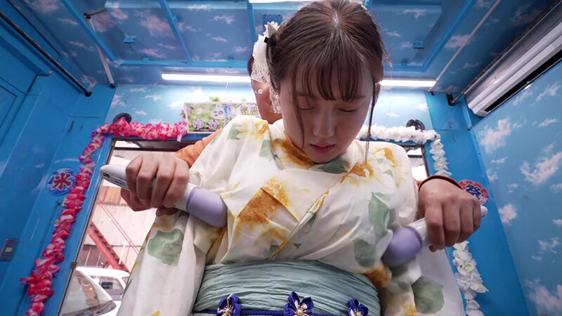 浴衣カップル夏祭り！浴衣潮まみれ濡れグッチョエステ ミラー号の外に彼氏がいるのに淫乱スイッチ激押しで理性吹き飛ぶ絶頂アクメ！撮って出し！マジックミラー号～まおちゃん＆しょうくん編～ サンプル 4