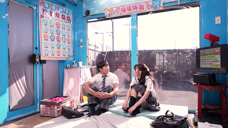 禁断の関係の2人が挑む、男女が自分たちの身体を使って答える保健体育クイズ！脱出か？賞金か？ビンゴが揃うまで出られない部屋の中で、最後の一線を越えてエッチまでしてしまうのか？撮って出し！マジックミラー号～ひより＆優太郎編～ サンプル 2
