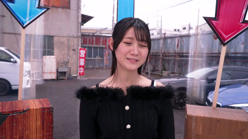 街行く素人娘が脱ぎ脱ぎあっち向いてホイ対決！顔を向けた先に服を1枚脱ぐ、手コキ、フェラ、キスなどのHな罰ゲーム！先に相手を全裸にしたら勝ち！負けたら即ハメ中出し！撮って出し！マジックミラー号～あきか編～ サンプル 1