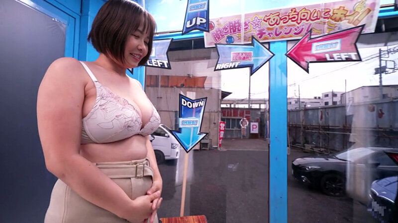 街行く素人娘が脱ぎ脱ぎあっち向いてホイ対決！顔を向けた先に服を1枚脱ぐ、手コキ、フェラ、キスなどのHな罰ゲーム！先に相手を全裸にしたら勝ち！負けたら即ハメ中出し！撮って出し！マジックミラー号～あきか編～ サンプル 2