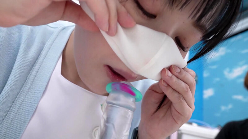 現役看護師がお口のみで包茎皮むき治療に挑戦！皮に包まれた勃起チ〇ポがねっとり舌技でズル剥け！産まれて初めて出てきた亀頭の先から無許可射精がドピュドピュ止まらない！！撮って出し！マジックミラー号～ほのか編～ サンプル 4