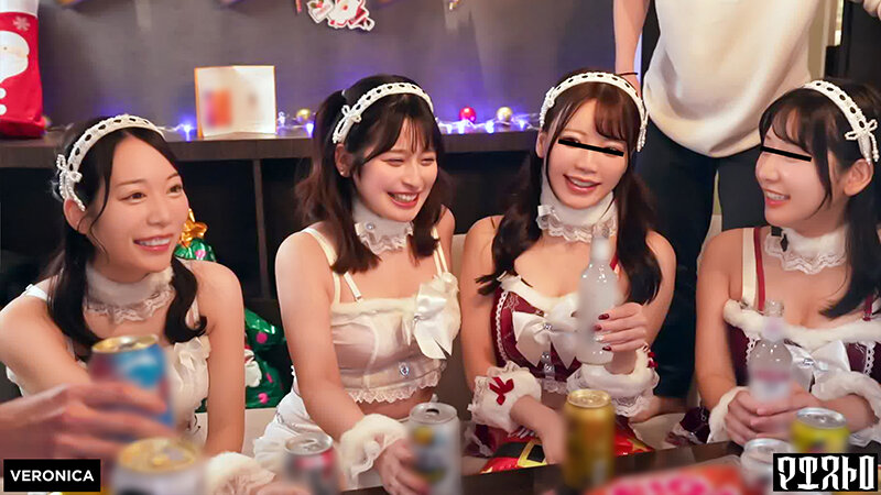 紅白の可愛いサンタコスを纏った美女たちと乱交SEX！抜群のプロポーションに度肝を抜かされた男たちはフル勃起！まさに性なる夜といわんばかりのクリスマスナイトに発展！【ことね/まいな/えみ/ななみ】Verことね＆まいな サンプル 1