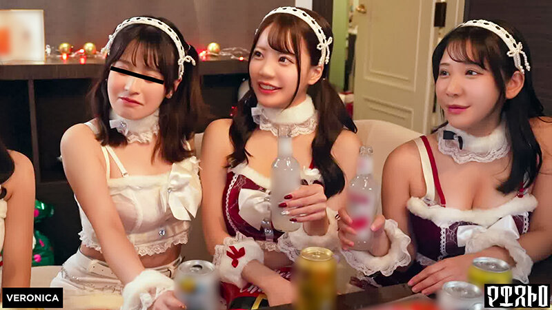 紅白の可愛いサンタコスを纏った美女たちと乱交SEX！抜群のプロポーションに度肝を抜かされた男たちはフル勃起！まさに性なる夜といわんばかりのクリスマスナイトに発展！【ことね/まいな/えみ/ななみ】Verえみ＆ななみ サンプル 1