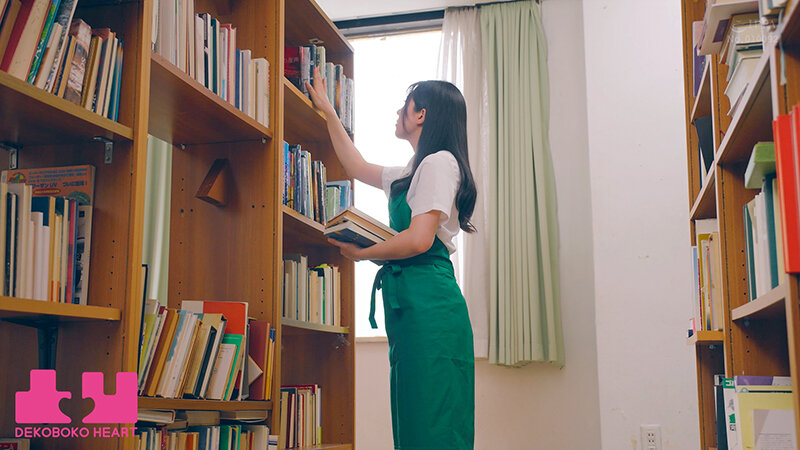 Wカニばさみおまんまんホールドレズ電車 図書館で働く黒髪美少女が同じ車両で偶然出会ったギャルカップルの太ももにはさまれ身動きがとれない状況で挟み撃ちレズ開発された 皆月ひかる 和久井美兎 江戸川もなか サンプル 3