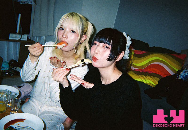 もっとお互いの事を知りたくて、プライベートも仲良しな2人が、ごはんを食べてシャワー浴びて朝までたくさんキスをしてまだ知らない‘好き’を知る1泊2日のお泊りデート 足立める・希咲那奈 サンプル 2