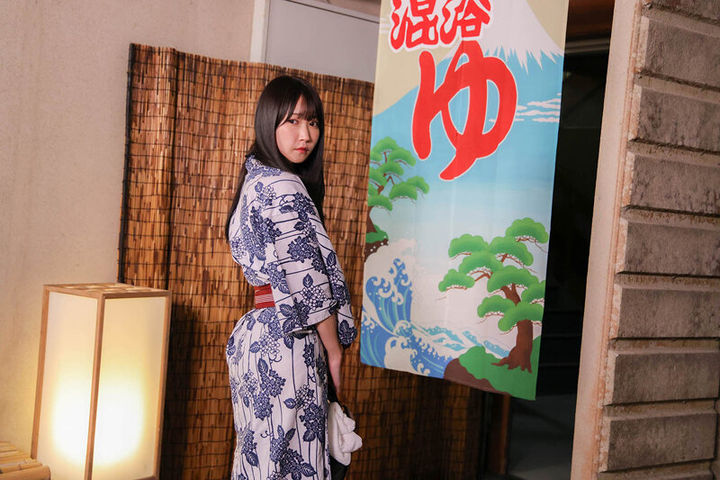 タオル禁止の混浴温泉で巨乳淑女と二人きり！「すみません乳首見えてますよ」手ブラでは隠し切れない大きな胸で勃起したらヤられた サンプル 7