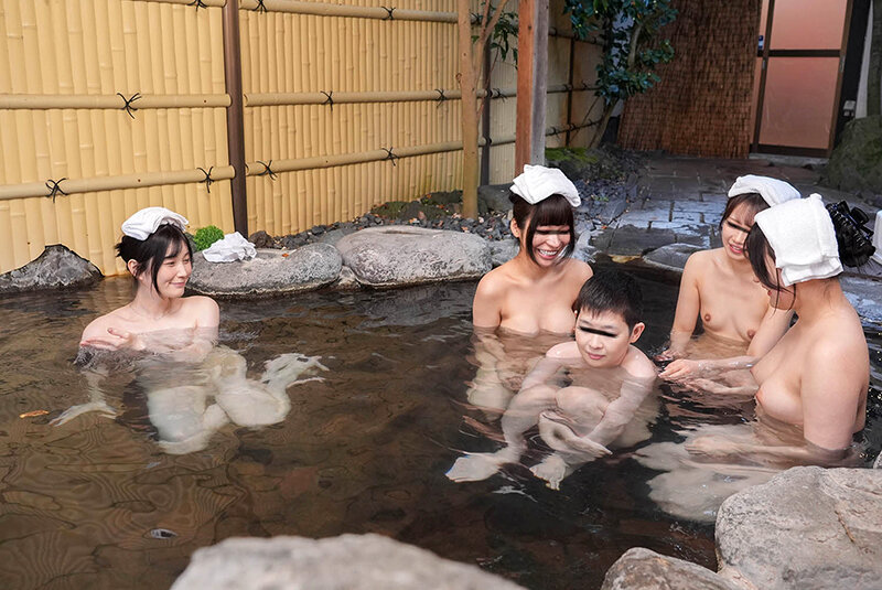 「おちんちん大きくさせてごめんね」小さいから大丈夫だろうと女湯に一緒に入った甥っ子がおっぱいだらけの状況にフル勃起！慌てた叔母さんがこっそり抜いてくれました VOL.5 サンプル 4