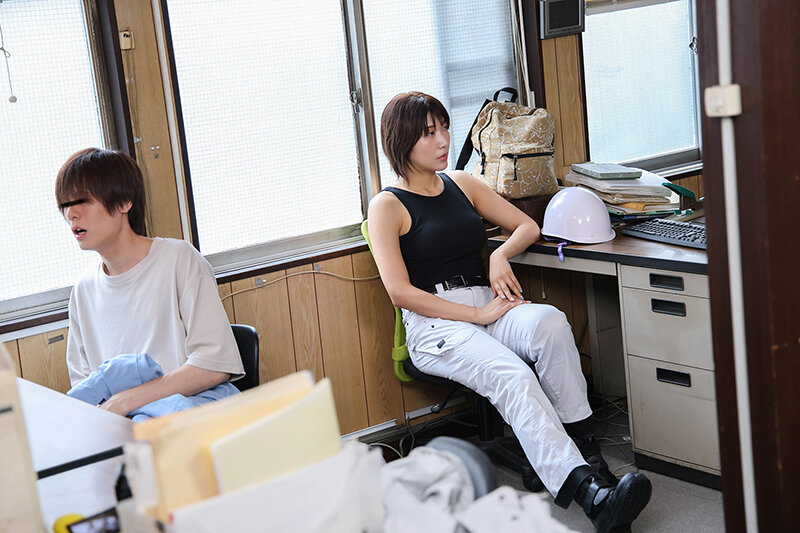 「しゃぶってあげるからチ〇ポだしな」下半身の悩みを抱える作業員にこっそりフェラ抜きしてくれる押しに弱い男勝りな高身長工場長 サンプル 6