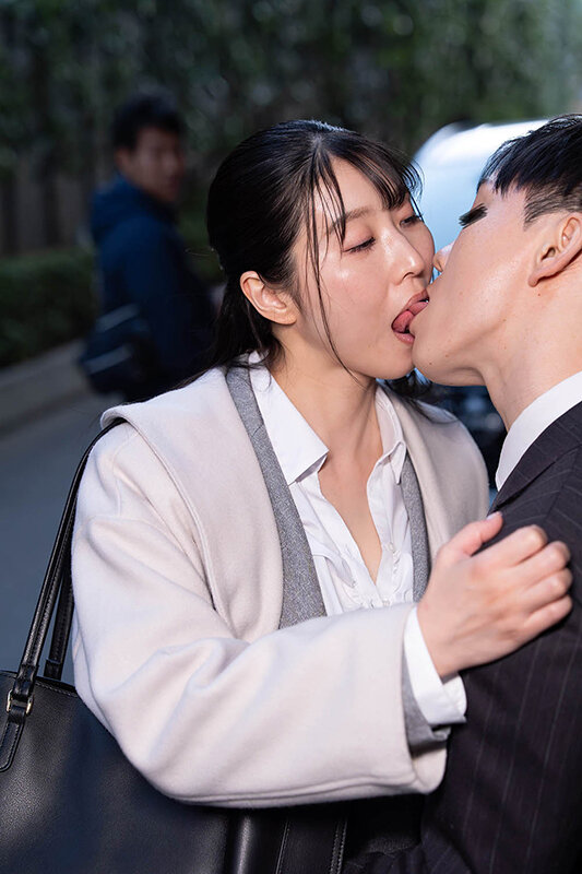 通行人は二度見する！ドラマの主人公のような不意打ち路上キスで火がついた人妻上司は浮気欲が止まらないVOL.2 サンプル 20