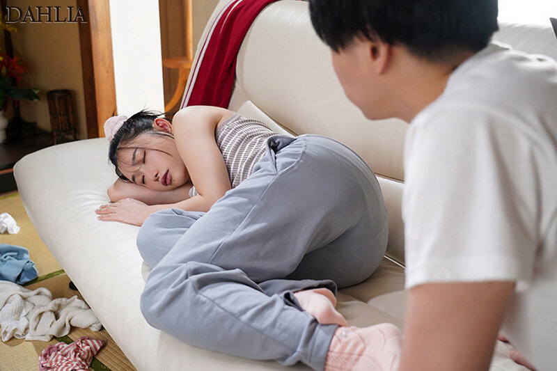 外ではシゴデキ家ではズボラなアラサー喪女姉のハミ尻我慢限界バック中出し！！ 三葉ちはる サンプル 3