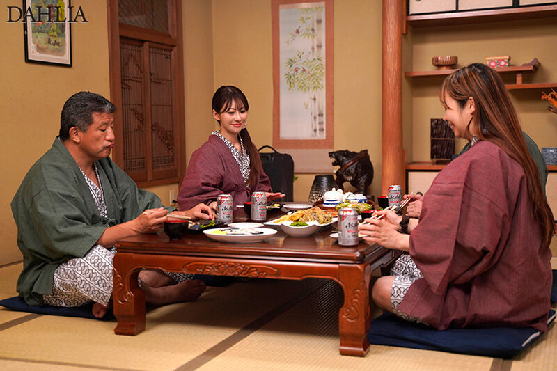 混浴温泉NTR 結婚直前の彼女の母親を孕ませてしまった…。 小沢菜穂 サンプル 1
