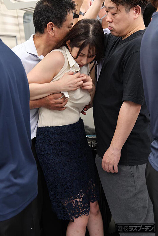 満員電車で吊り革にぶら下げられ両乳首同時開発のすえ無念の発情してしまった巨乳美女4 二羽紗愛 サンプル 3