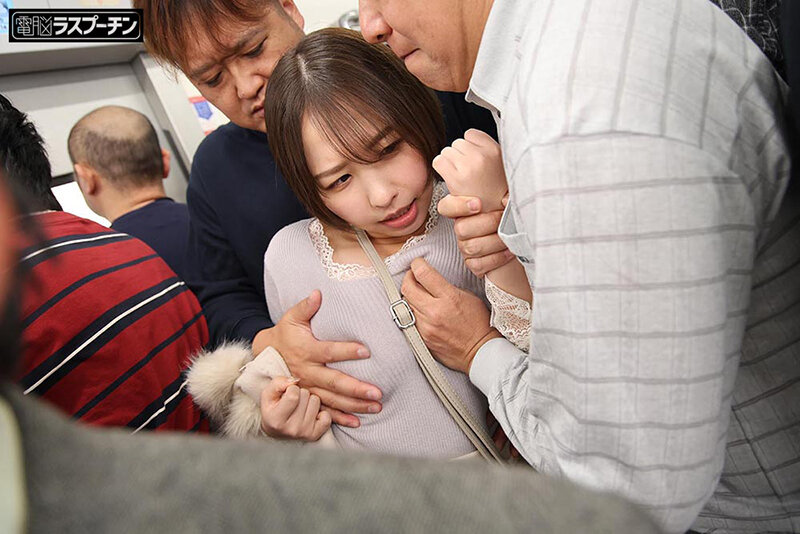 満員電車で吊り革にぶら下げられ両乳首同時開発のすえ無念の発情してしまった巨乳美女5 宍戸里帆 サンプル 3