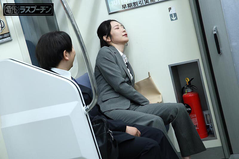 最終電車で見つけたぐっすりOLにマ〇コから溢れるほどの精子を勝手中出し 黒髪パンツスーツOL 京本晴美 サンプル 2
