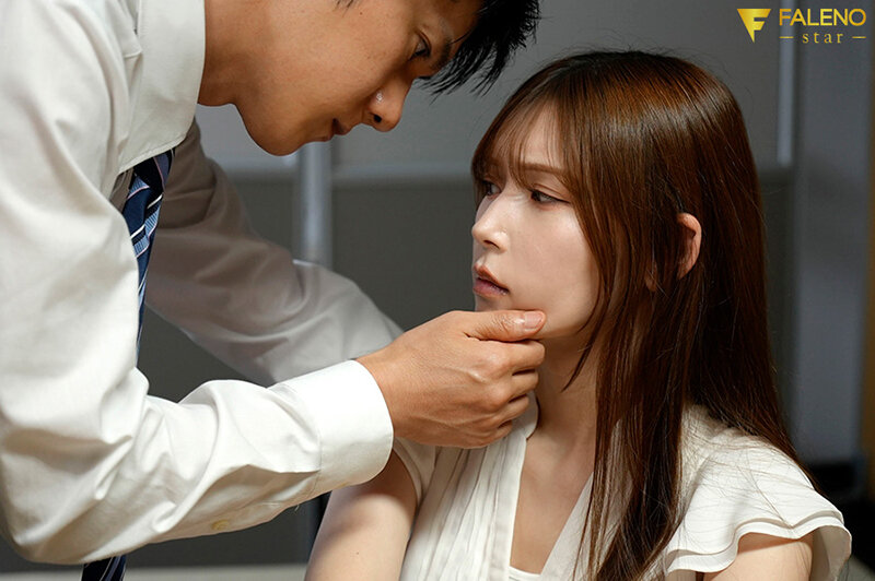 無愛想な美人同僚とお酒の勢いでホテルに行ったら睨まれながらもチ●ポとオマ●コの相性ピッタリ過ぎて残業の度に密会セックスする関係に… 明里つむぎ サンプル 2