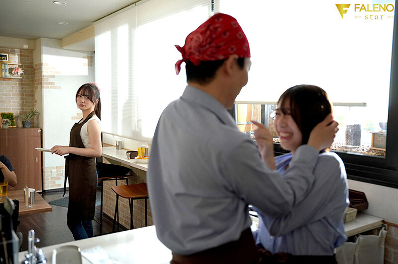 スキマバイト逆NTR 既婚店長を密着乳首責めで横取りする小悪魔カフェ店員 甘夏唯 サンプル 6