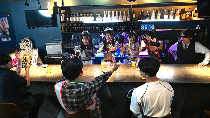 コンカフェ店長とグルで仕込んだ一夜！海外サプリのカクテルでエロ堕ちした地雷系女子店員たちとハメ狂うキメセクパーティ サンプル 1