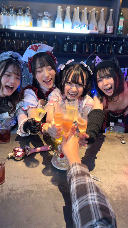 コンカフェ店長とグルで仕込んだ一夜！海外サプリのカクテルでエロ堕ちした地雷系女子店員たちとハメ狂うキメセクパーティ サンプル 2