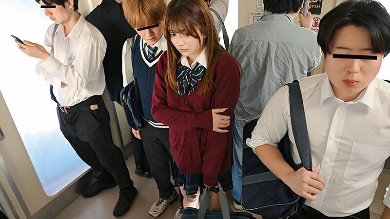 「ねぇ、バレないように触って」先に太腿に触れたのは俺。別クラスで気になってた彼女は手を払わず袖をきゅっと掴んで足を寄せ手を内ももへ誘う。人混みに紛れてイジリまくった末に…二人とも頬を赤くしたまま朝ラッシュ密着SEX 北岡果林 サンプル 1