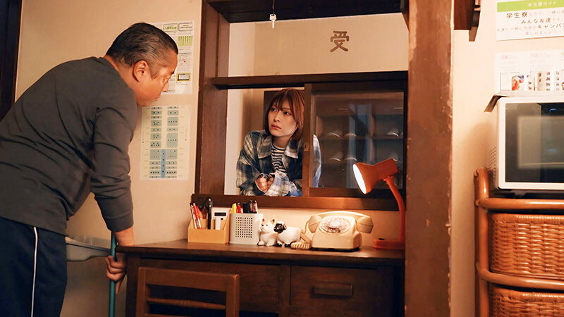 学生寮で2人きり 女子学生と中年管理人が過ごした年末年始 若い身体に衝動が抑えられず…一晩中ヤリまくった年越しイラマチオ 小松本果 サンプル 2