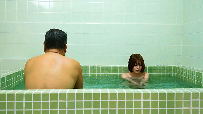 学生寮で2人きり 女子学生と中年管理人が過ごした年末年始 若い身体に衝動が抑えられず…一晩中ヤリまくった年越しイラマチオ 小松本果 サンプル 5